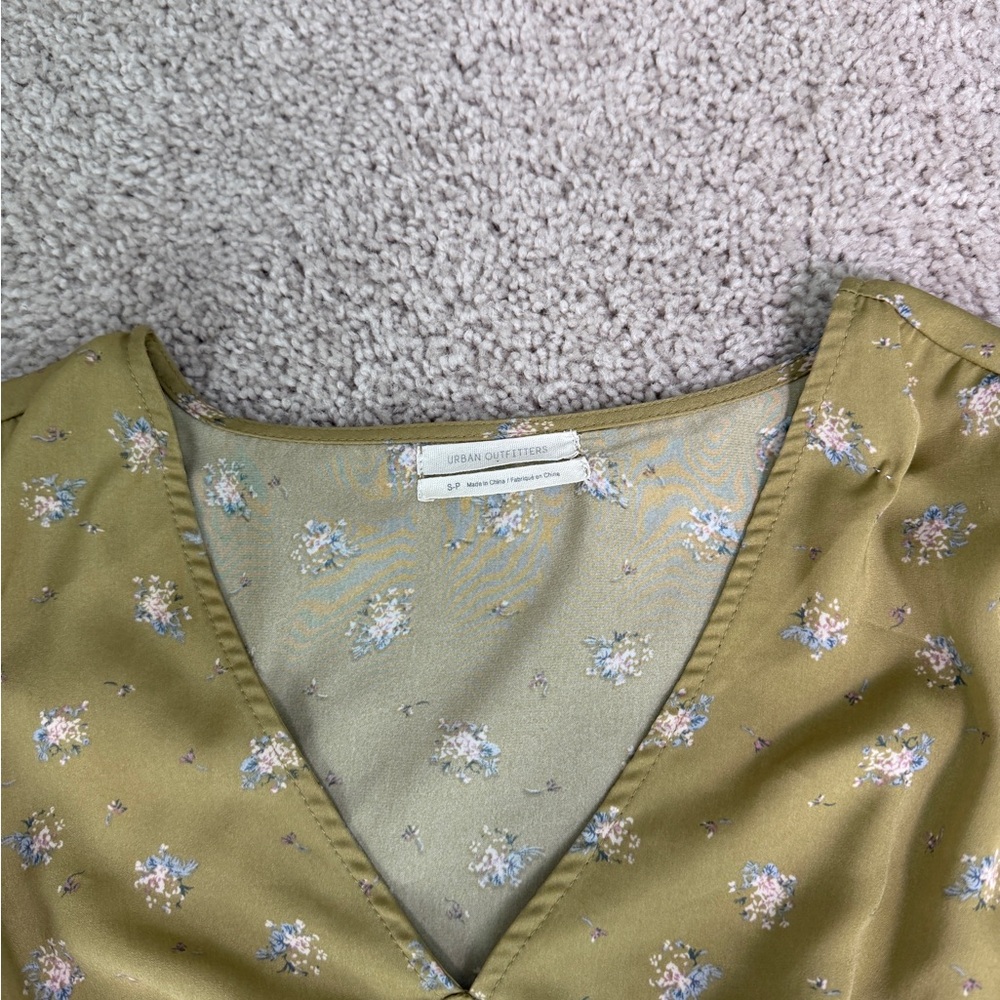 Urban outfitters green satin floral v-neck cropped blouse - Picture 2 of 4